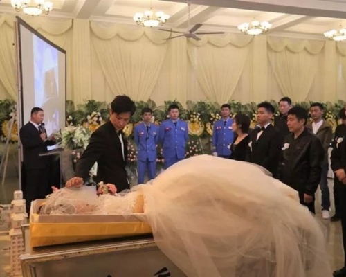 既是婚禮也是喪禮，徐世南在殯儀館與愛妻進行婚禮。（網圖）