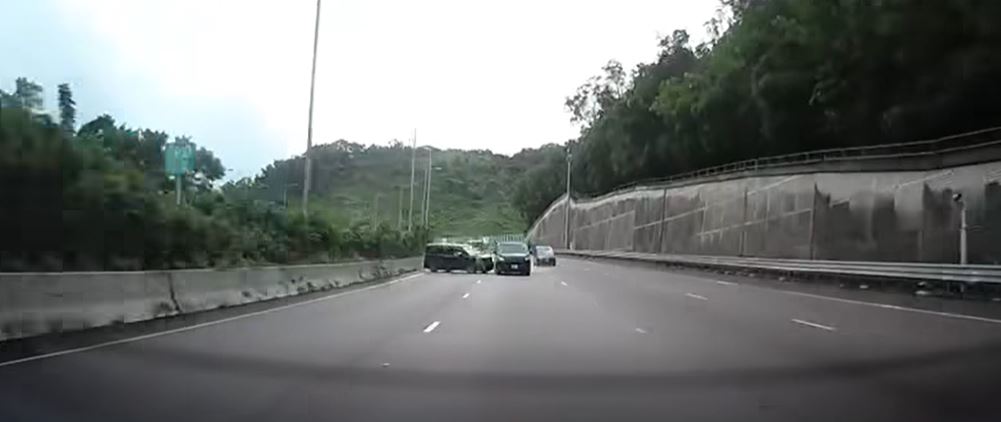 七人車再打橫直剷客貨車車身。fb馬路的事 (即時交通資訊台)Kwok Kin Wang影片截圖 