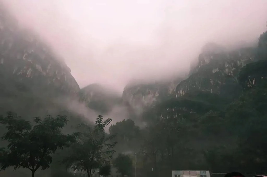 山上有大霧,容易迷路,且搜索困難。 山上有大霧,容易迷路,且搜索困難。