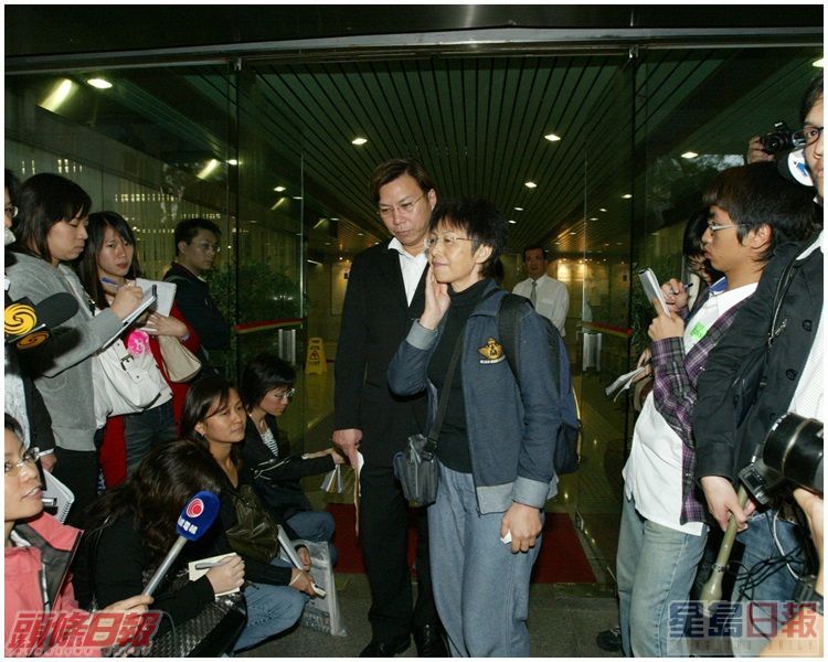 徐步高母親張維美由律師陪同離開法院,並發表聲明。資料圖片