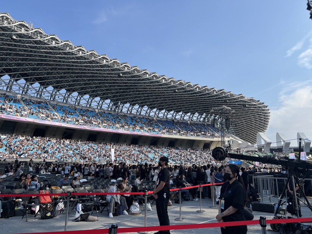 現場觀眾過度興奮不時離座,令紅毯環節數度暫停。(中時新聞網) 現場觀眾過度興奮不時離座,令紅毯環節數度暫停。(中時新聞網)