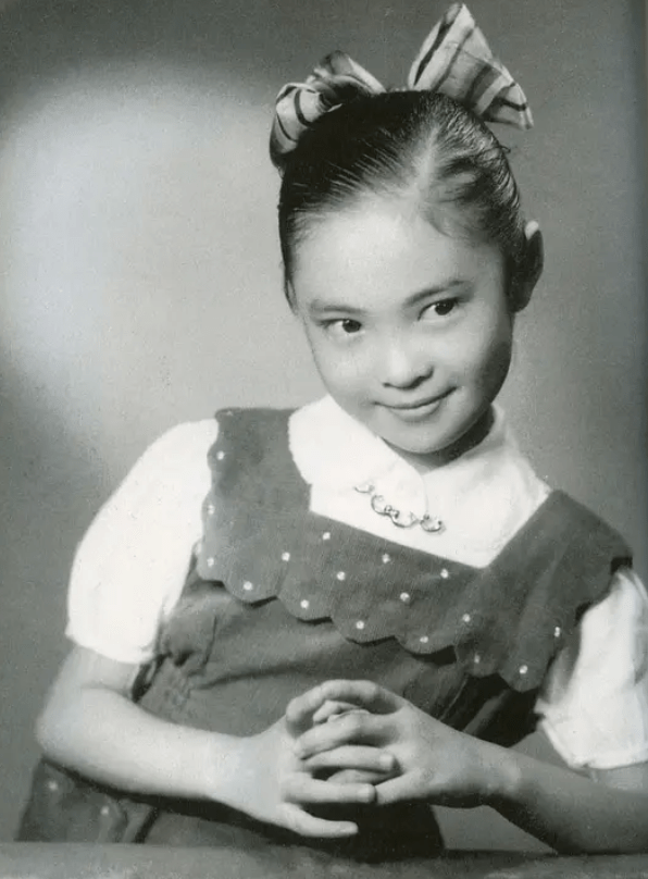 1953年，年僅6歲的蕭芳芳喪父後入行做童星幫補家計。