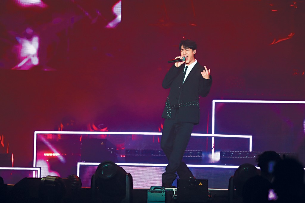 冯允谦打头阵出场，荣幸成为第一位在此场地演出的歌手。