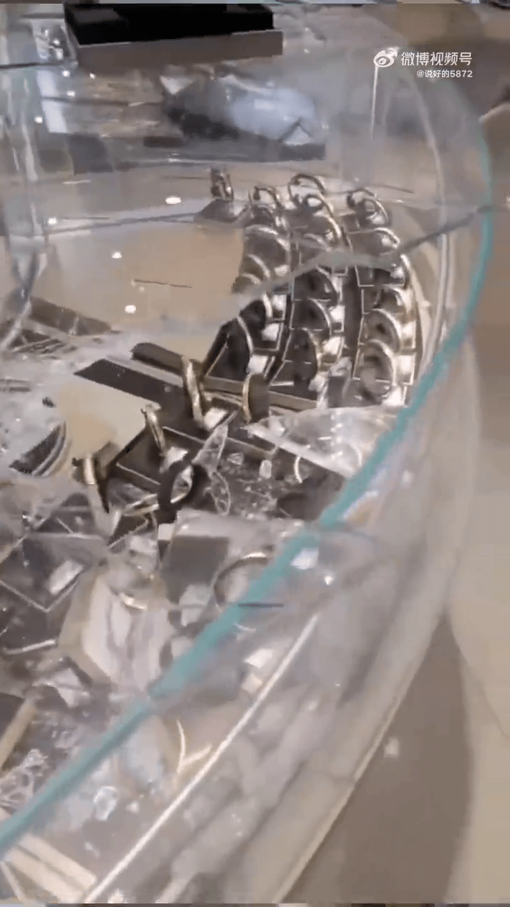 被打破的玻璃展櫃。 被打破的玻璃展櫃。