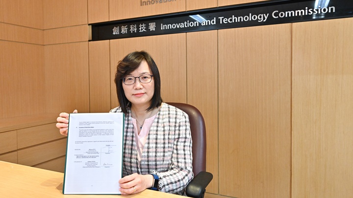 創新科技署署長潘婷婷簽署資助協議。政府新聞處圖片