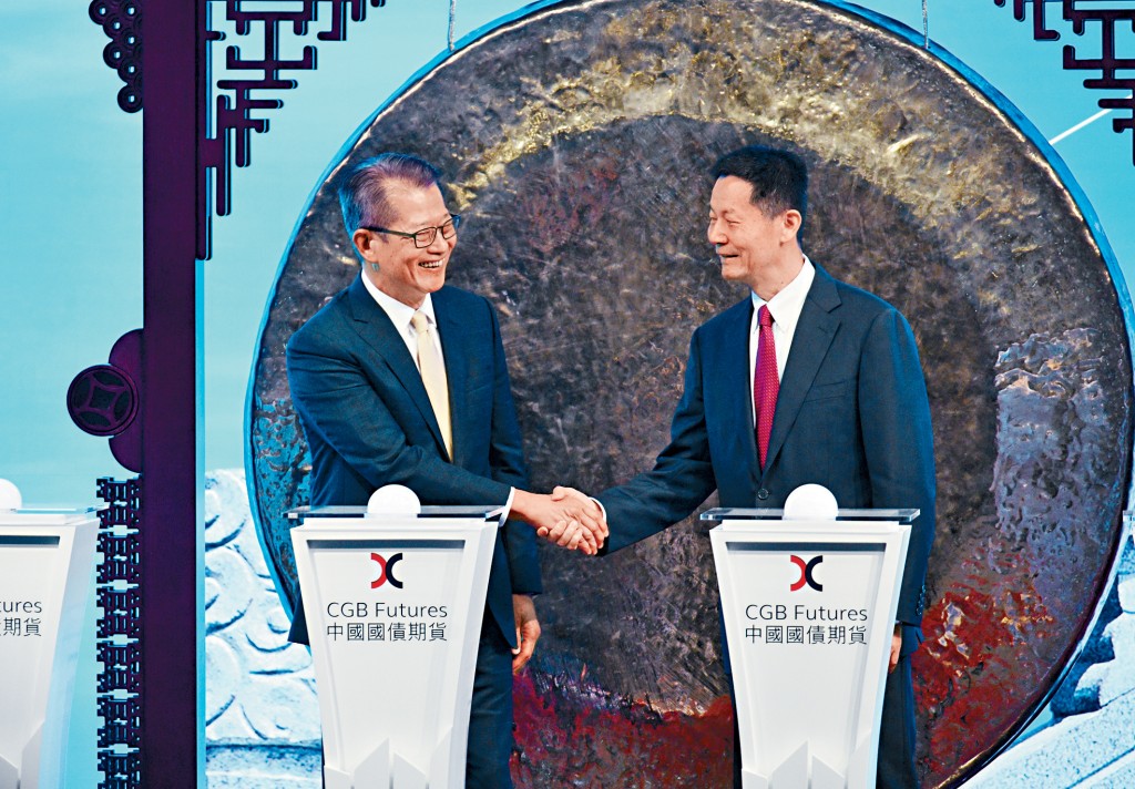 中國證監會主席吳清（右）來港出席中國國債期貨上市儀式時，公布10項加強兩地合作措施。左為財政司司長陳茂波。