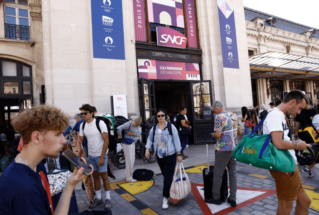 法國鐵路站外站着彷徨的遊客。路透社