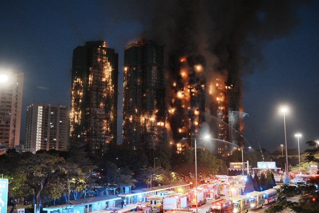 入夜後，宏福苑大火仍未救熄。汪旭峰攝