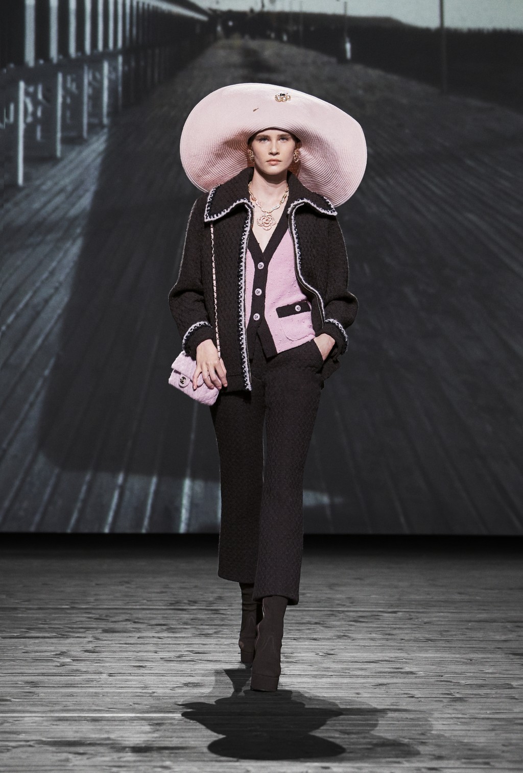黑拼粉红色的香奈儿经典风格外套裤装，配一顶粉色宽边帽，秋冬主题造型呈现眼前。