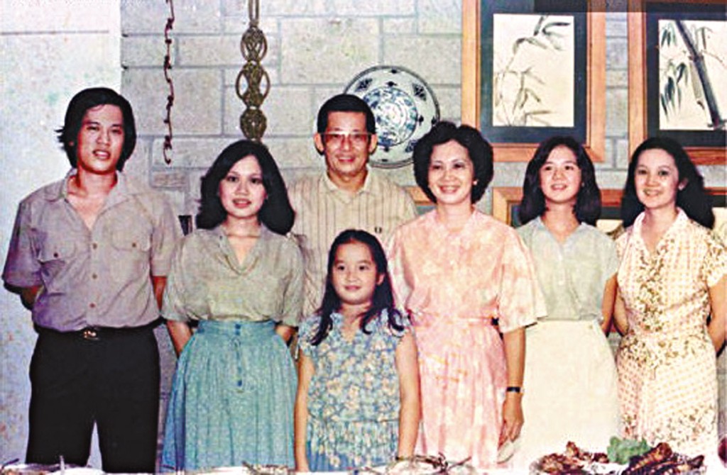 阿基諾三世（左一）年輕時與父母及四名姊妹合照。　