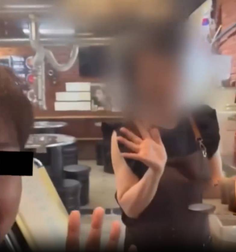 餐厅店主不知情，还配合挥手及举起胜利手势。网片截图