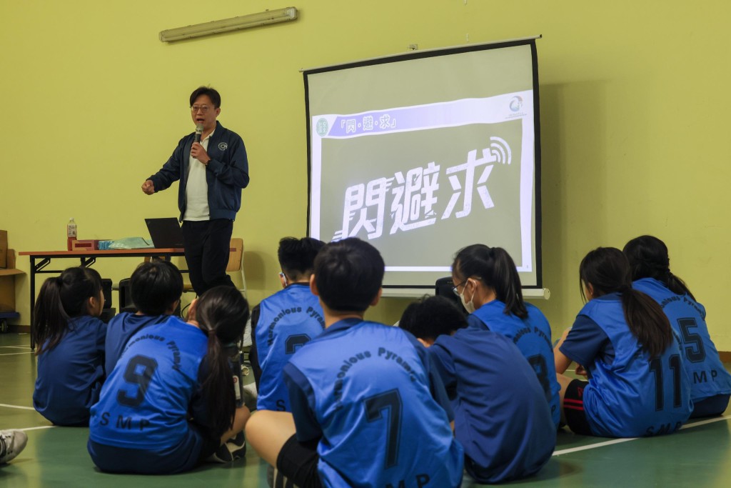 跨部门反恐专责组为在场参加者提供反恐讲座。