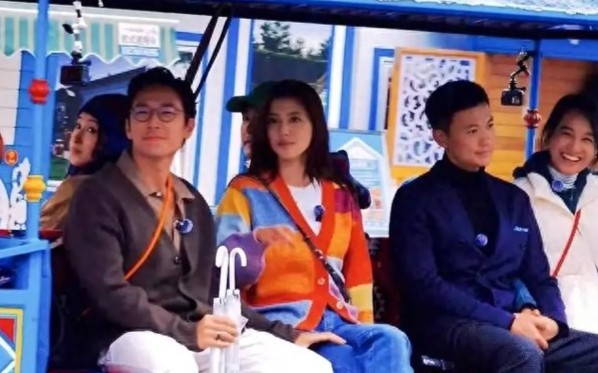 吴千语和施伯雄为节目《爱的修学旅行》拍摄。