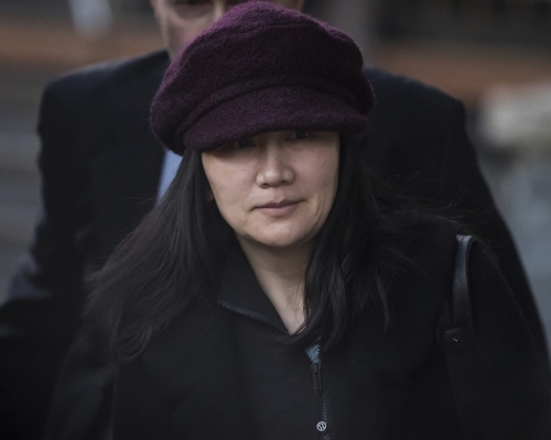 孟晚舟身穿黑色衣服及帽出庭,精神不錯。美聯社