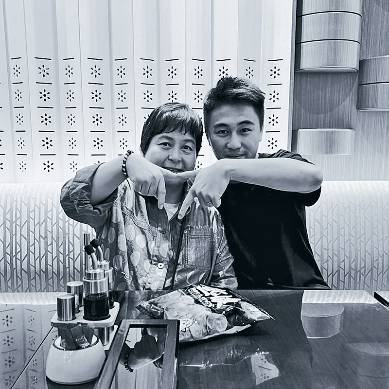 何猷君分享與何超蕸的合照，稱家姐在他心目中是「真正的強者」。