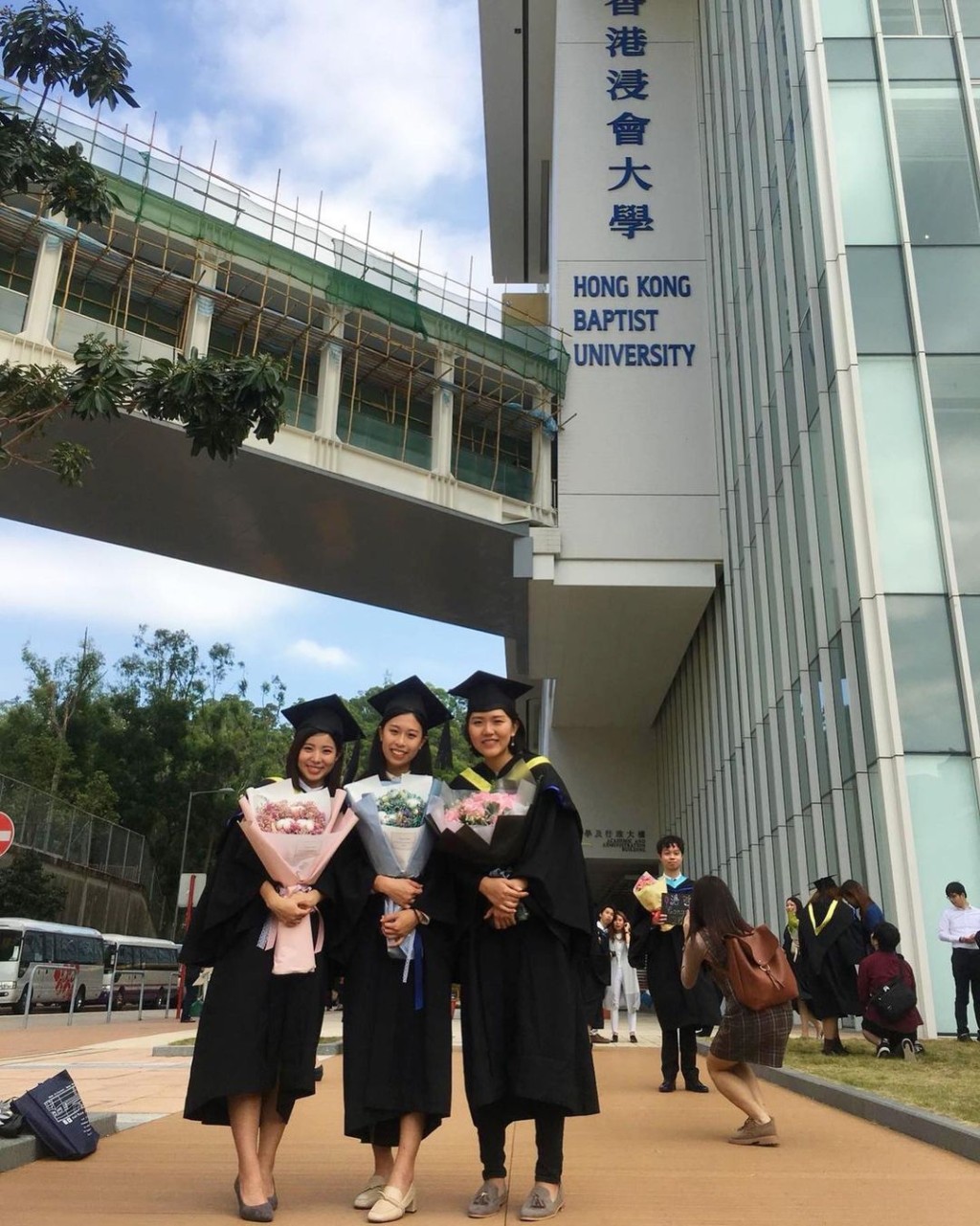 袁沅玉（左一）曾在IG分享毕业照。