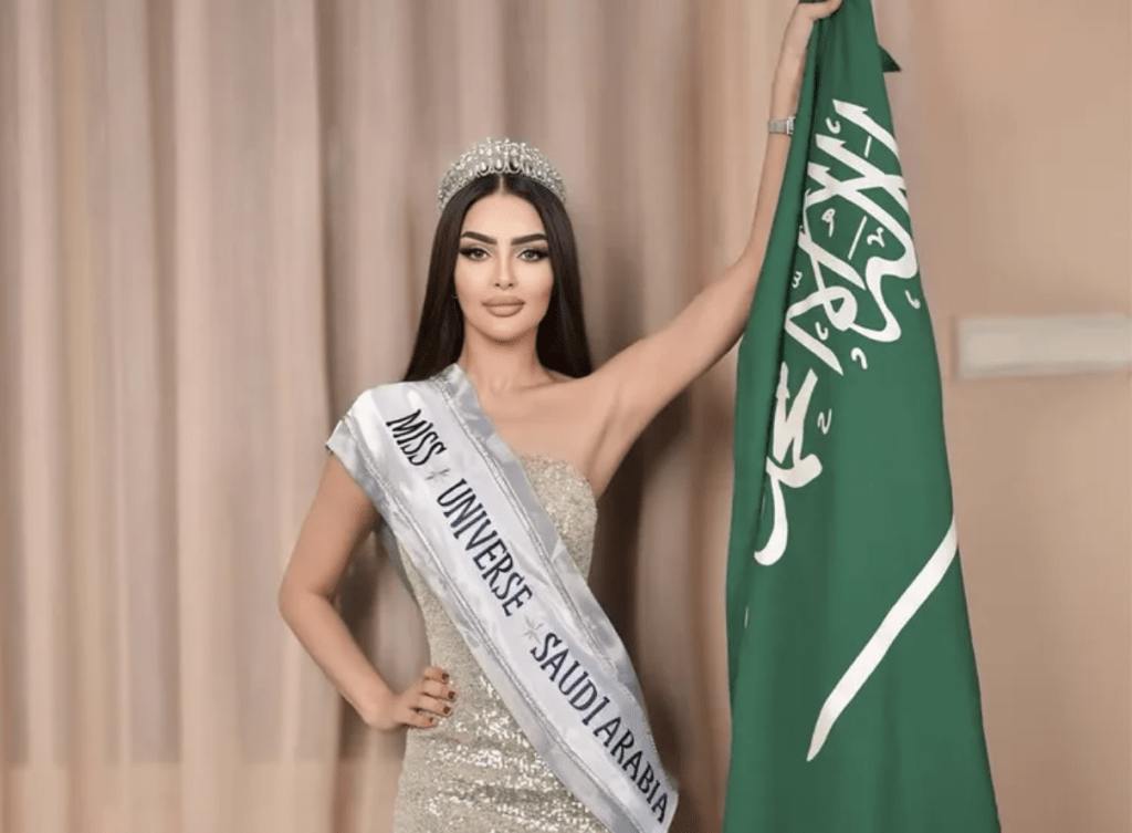 27 歲模特兒網紅卡赫塔尼（ Rumy Alqahtani ）在她的 Instagram 帳戶上發文宣布，將代表沙地阿拉伯出戰環球小姐。