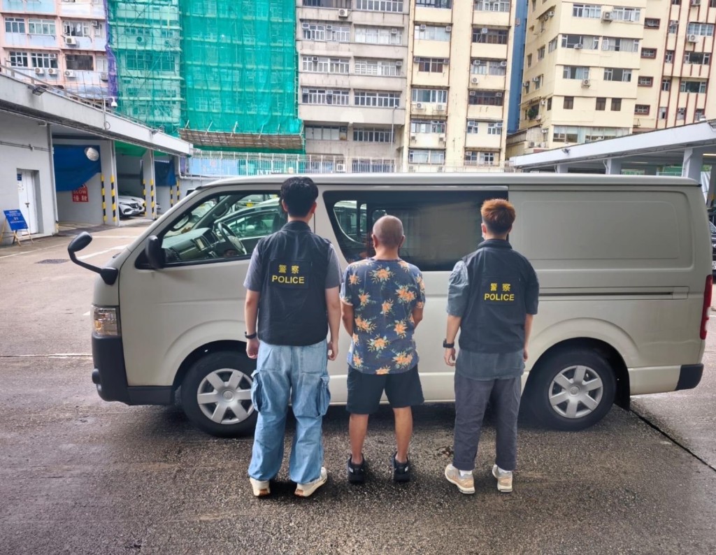 旺角警區特別職務隊人員，今日下午展開代號「搜鷁」的掃黃行動。