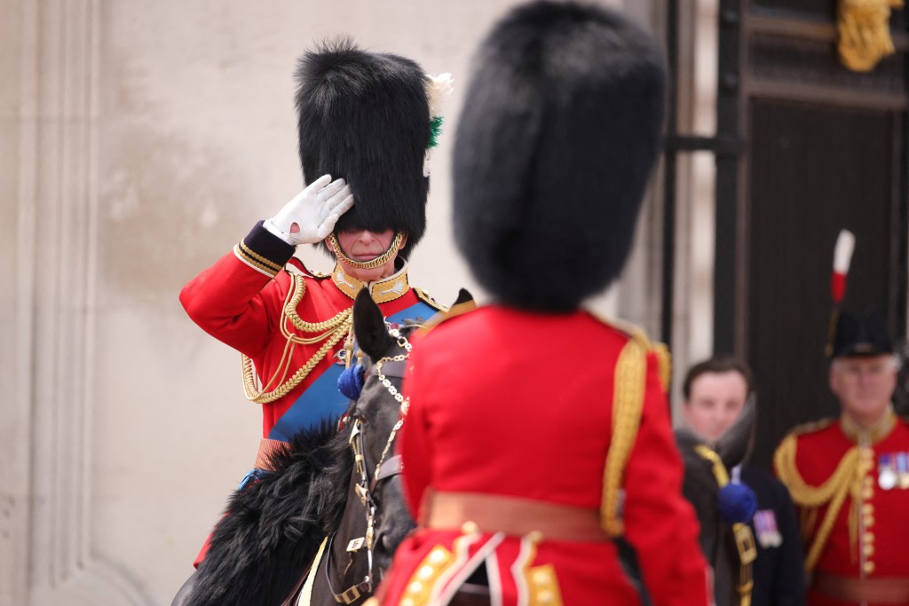 英王查理斯三世騎馬率領皇室成員，參與在倫敦舉行的皇家軍隊閱兵儀式。 路透社