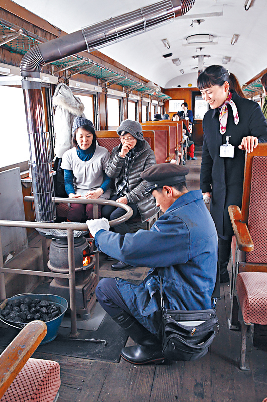 ●冬日青森經常下雪，暖爐列車正好為客人帶來溫暖感覺。