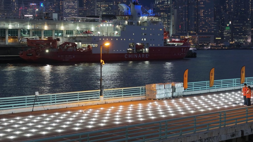 「雪龍2」號無人機表演取消  改以500盞白燈向死者致哀。