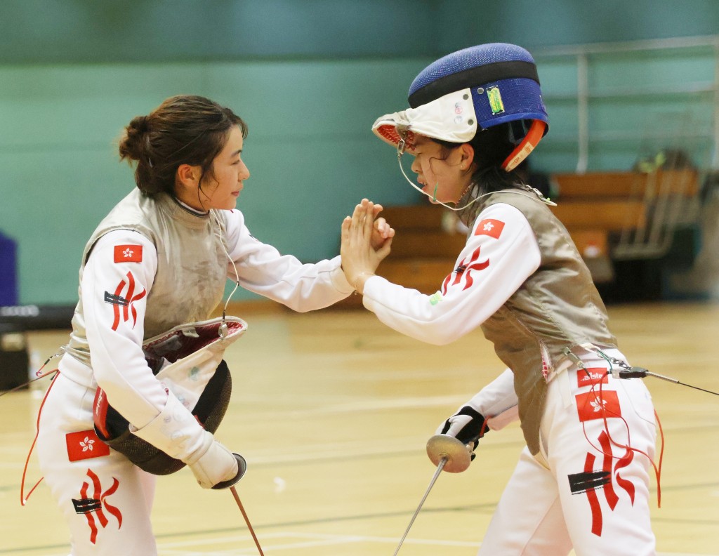 女花冠軍由大師姐鄭曉為（左）勝15歲的龍卓盈