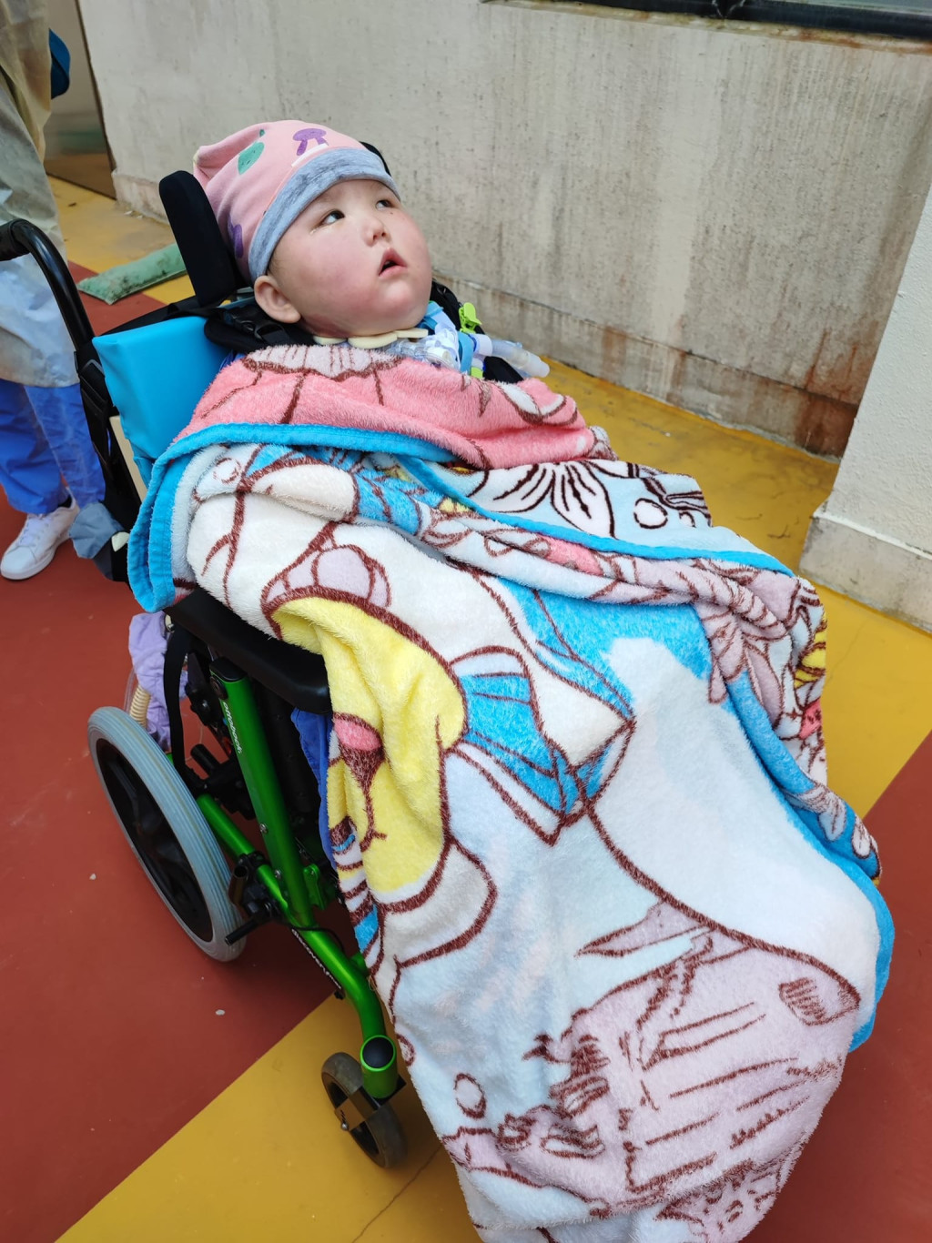 天瑜自醫療事故兩年來，首次坐輪椅到室外散步。（圖片來源：Facebook@天瑜醫療事故關注組）
