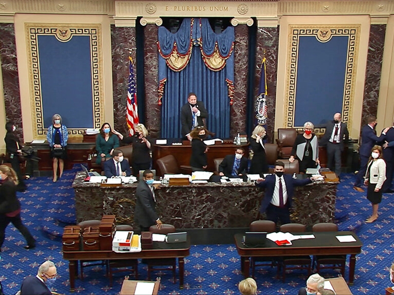 在席的其他國會議員接獲通知，要從座位底下拿取防毒面具及戴上，匆匆疏散及離開議事廳。AP圖片