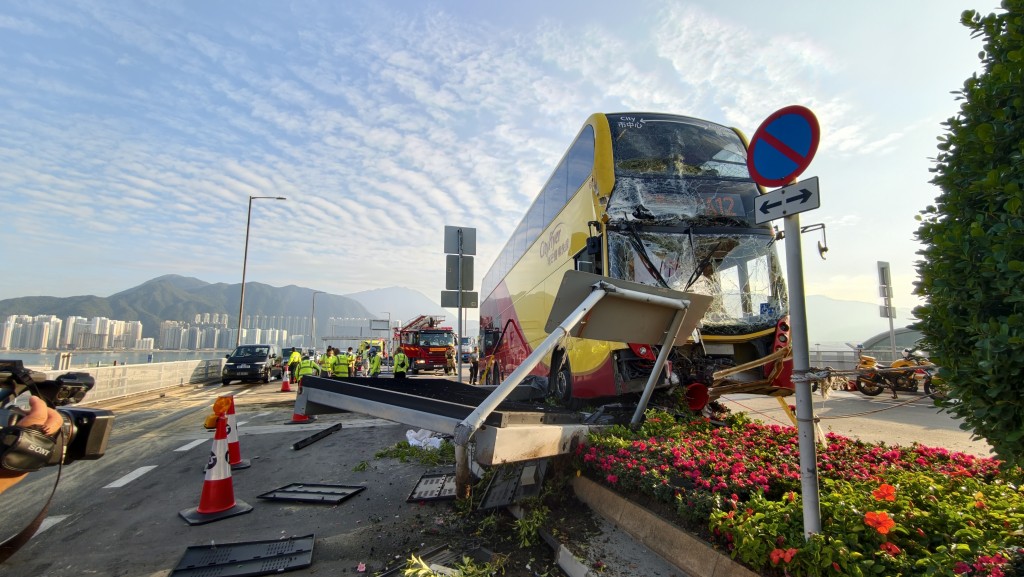 城巴擋風玻璃碎裂,車頭擱在石壆上。黃文威攝 城巴擋風玻璃碎裂,車頭擱在石壆上。黃文威攝