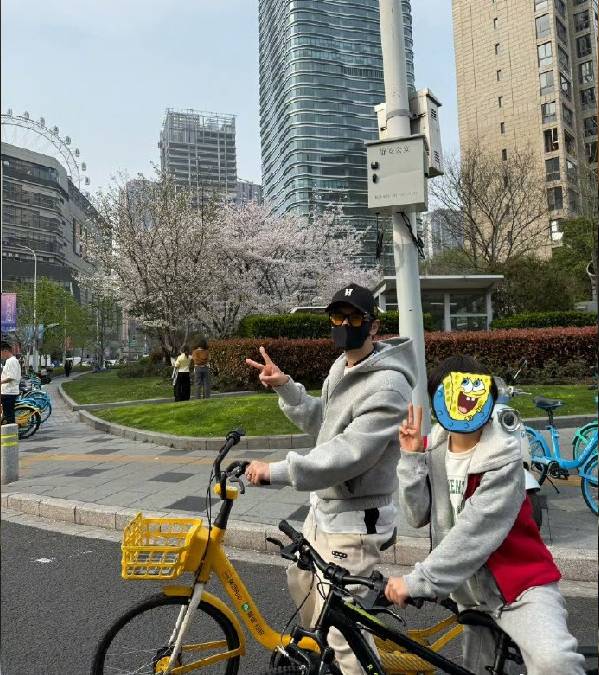 黄晓明晒父子骑行照遭网友「检举」后,急急道歉兼自首。微博 黄晓明晒父子骑行照遭网友「检举」后,急急道歉兼自首。微博