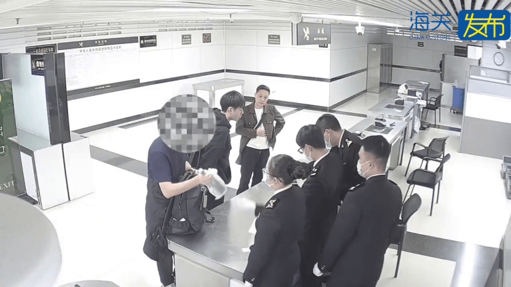 男子背包拿出保鮮紙包著的紅酒。海關發布