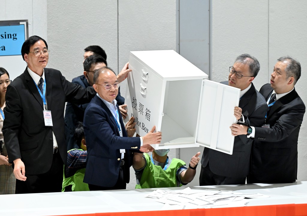 第八屆立法會選舉地方選區投票率為31.9%，較上屆高1.7個百分點，有超過131萬名選民投票。