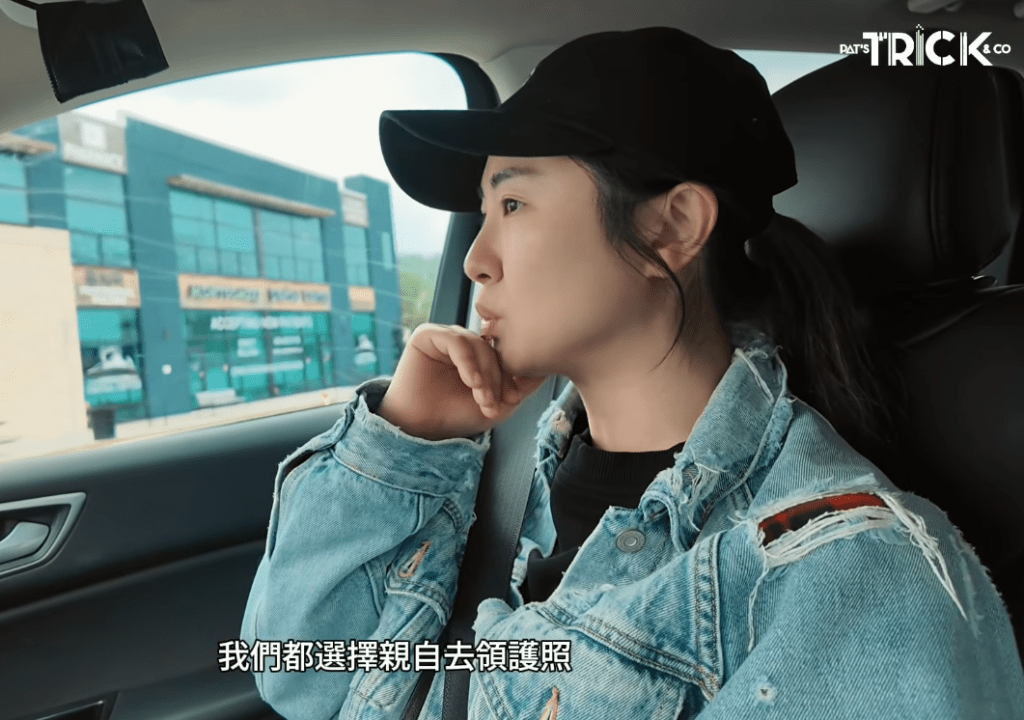 過了兩星期，鄧健泓車老婆親身去拎護照。