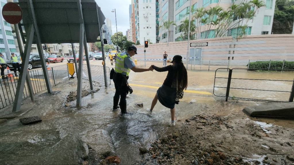 警員在場協助過路途人。黃文威攝 警員在場協助過路途人。黃文威攝