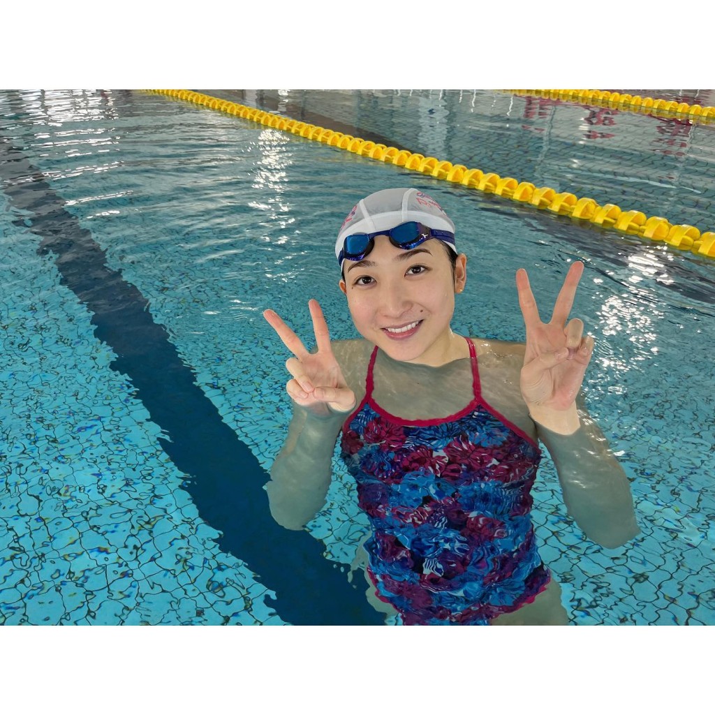 战胜癌魔的池江璃花子，与何诗蓓在50米自游泳分组碰头。网上图片