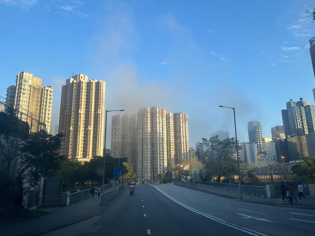 有市民以為紅磡大環山泳池發生火警,冒出大量濃煙於是報警,人員其後證實為虛驚。徐裕民攝 有市民以為紅磡大環山泳池發生火警,冒出大量濃煙於是報警,人員其後證實為虛驚。徐裕民攝