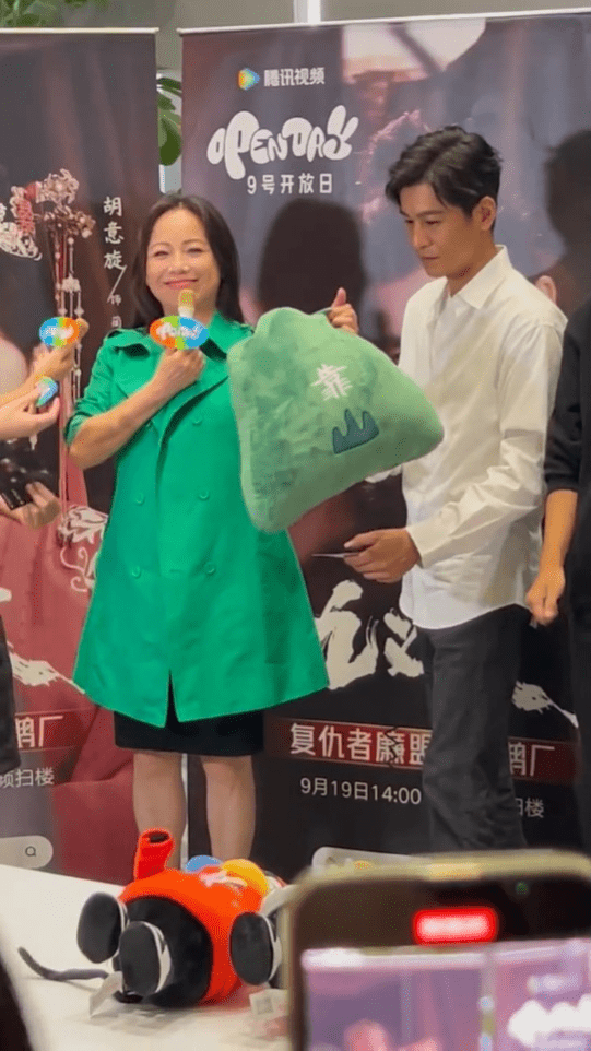 邓萃雯日前出席主演内地剧《九义人》宣传活动。
