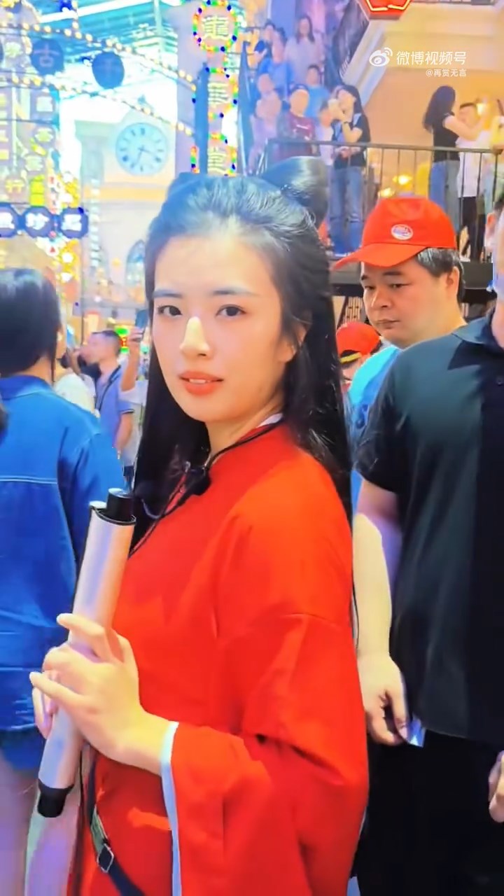 外表酷似王祖贤的刘文迪在佛山广东千古情景区出现成为网络话题。微博@再赏无言