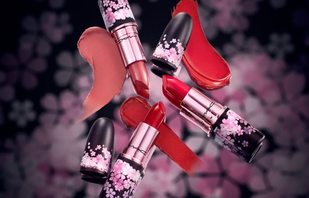 M·A·C夜樱花旅系列 子弹唇膏，换上精致日系和风包装，当中三款限定雾面唇色，是营造果冻渐层唇妆的重点产品。各/$175