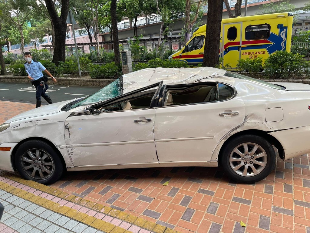私家車車頂嚴重凹陷。fb「上水人大聯盟」Brian Yung圖片
