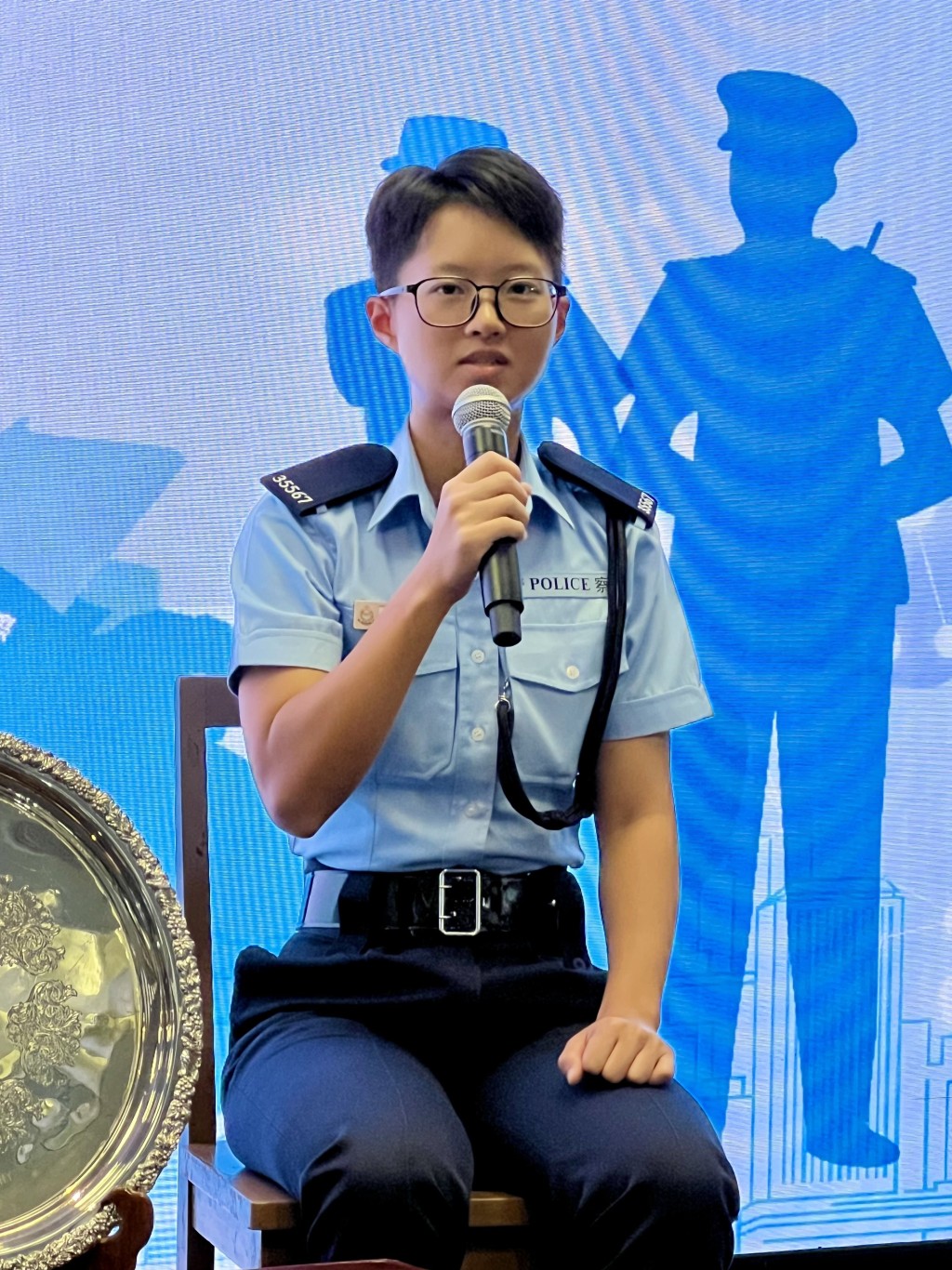 女学警周秀丽在内地医科毕业女生，但对警务工作的热情与向往，终成为新扎师姐。