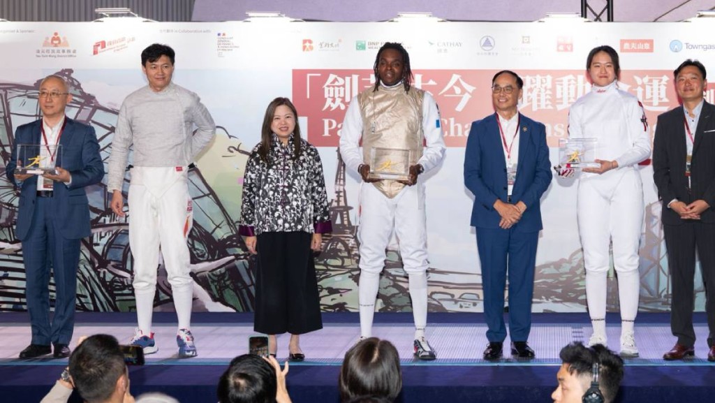 左起為外交部駐港特派員公署副特派員李永勝、北京奧運男子佩劍金牌得主仲滿、文化體育及旅遊局局長羅淑佩、法國花劍名將拿霍特、周大福珠寶董事總經理黃紹基、本地劍手陳海琳及立法會議員鄭泳舜。