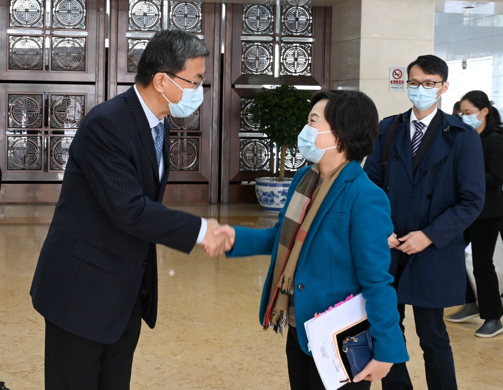 蔡若莲（右）与国家教育部部长怀进鹏（左）会面。政府新闻处图片