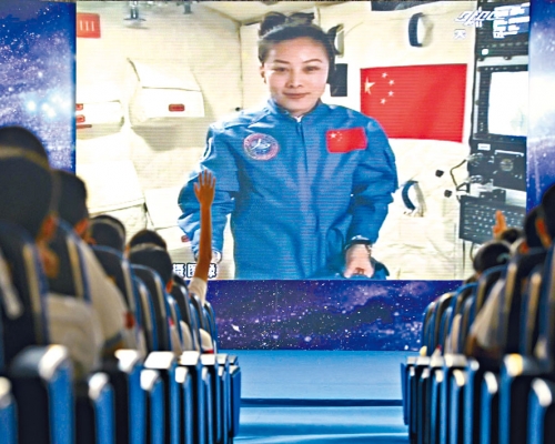 二〇一三年，王亚平在太空授课。