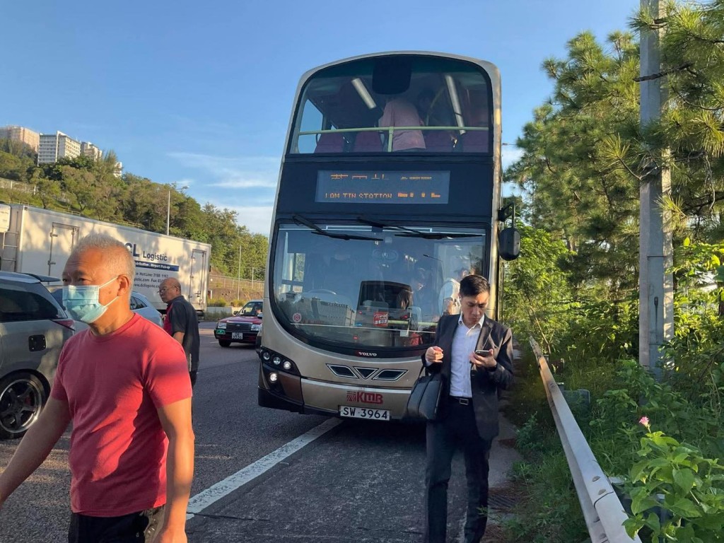 一輛九巴沿吐露港公路往九龍方向行駛，其間車頭擋風玻璃疑遭路面彈起的石頭擊中。網上圖片