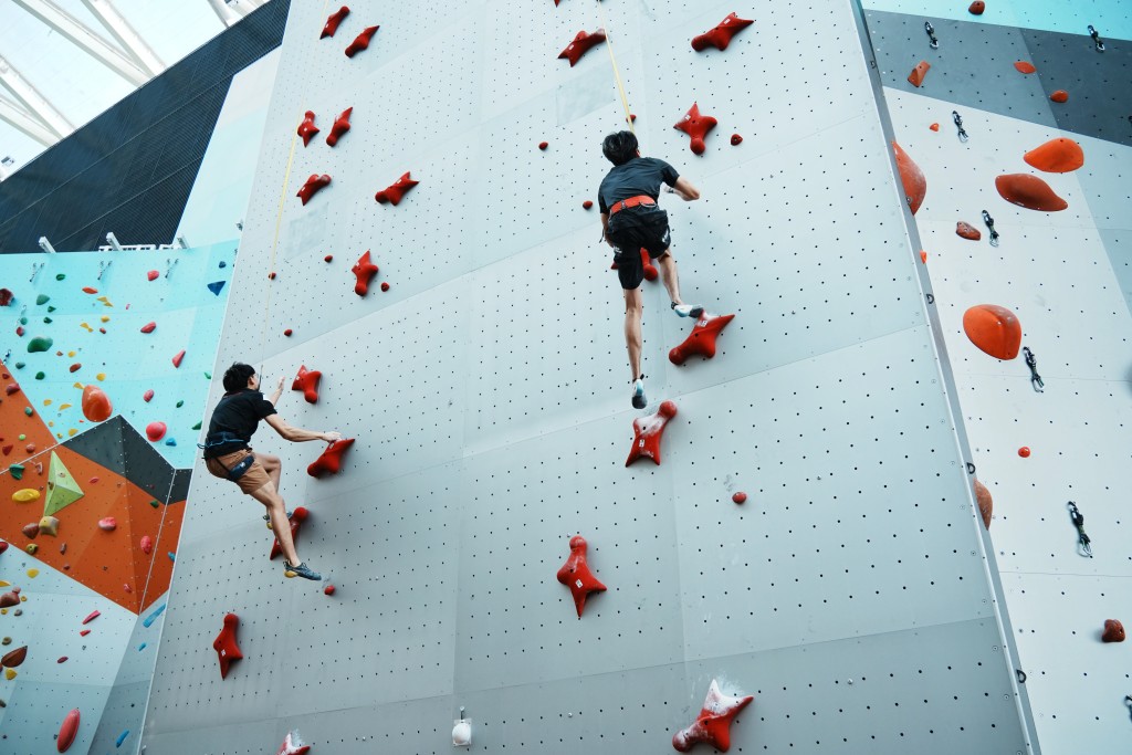 香港運動攀登代表隊的歐智鋒及黃炯輝即場示範奧運項目「速度攀登」。 香港運動攀登代表隊的歐智鋒及黃炯輝即場示範奧運項目「速度攀登」。