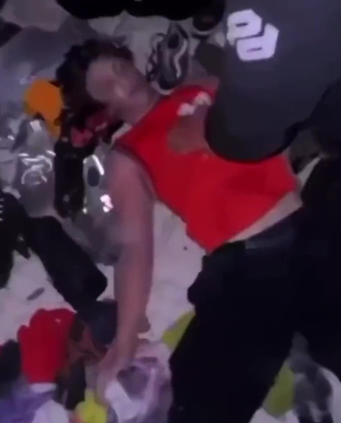 救援員替觀眾做心肺復甦。互聯網圖片