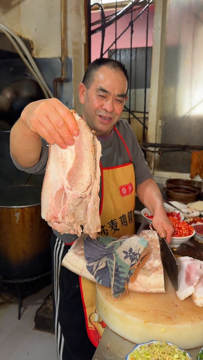 成都天价回锅肉惹网民关于智商税的激辩。