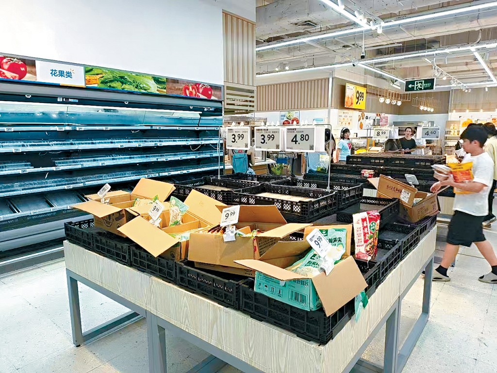 深圳當局呼籲市民預備3天物資，有超市食品被搶購一空。