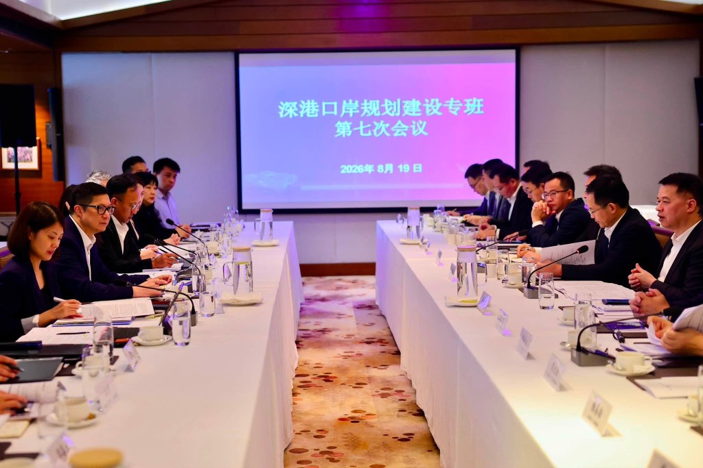 保安局局長鄧炳強的團隊聯同深圳代表團今(19日)去到皇崗口岸港方口岸區,實地視察口岸準備工作。鄧炳強FB 保安局局長鄧炳強的團隊聯同深圳代表團今(19日)去到皇崗口岸港方口岸區,實地視察口岸準備工作。鄧炳強FB